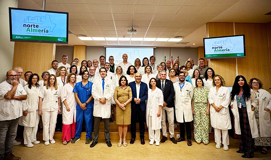 
			      Foto de familia de la consejera de Salud y Consumo con los profesionales del Hospital La Inmaculada			    
			  